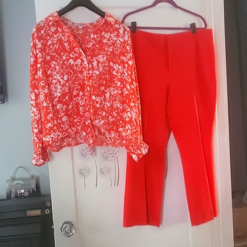 Outfit orange shirt and high waisted flared pants